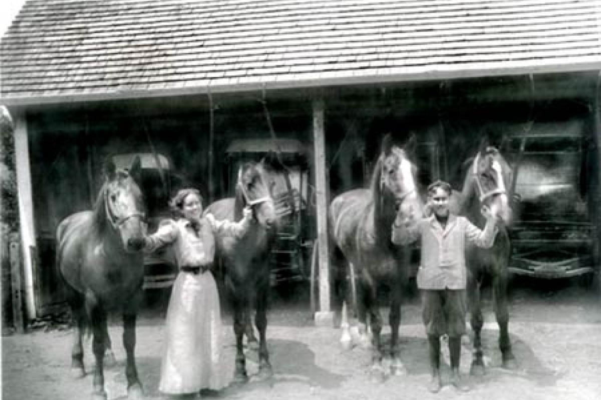 Circa 1905 photo of Phyllis Whiting Reynolds (Richardson) & Hayden Reynolds, between Back (Pratt) & Bushnell Streets.
